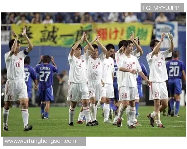 马来西亚男足迎战日本队展开激烈较量争夺亚洲足球荣耀